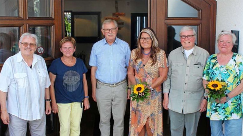 Herbert Hennecke (li.), Renate Saemann (2.v.li.) und Bernhard Hermes (2.v.re.) haben das Heft an Wolf-Rüdiger Kuhlmann, Sabine Fobbe und Petra Bachmann (re.) weitergegeben.