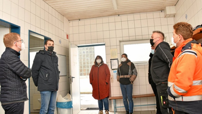 Vorstandsmitglieder des FV Ihmert-Bredenbruch und TSV Ihmert besichtigten mit Bürgermeister Christian Schweitzer (li.) und dem CDU-Vorsitzenden Martin Gropengießer (2.v.li.) die Umkleidekabinen.