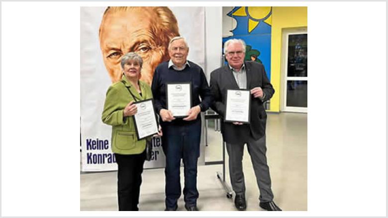 Geehrt wurden Irmhild Hoffmann, Gerd Gropengießer und Karl-Friedrich Ebe für ihre 40-jährige CDU-Mitgliedschaft (Bild rechts, v. li.).